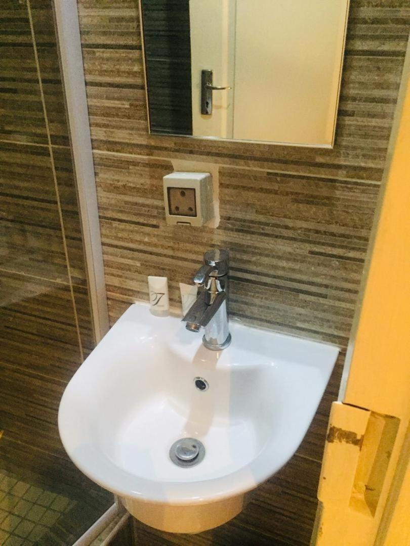 Mathlyn Guesthouse ハボローネ エクステリア 写真